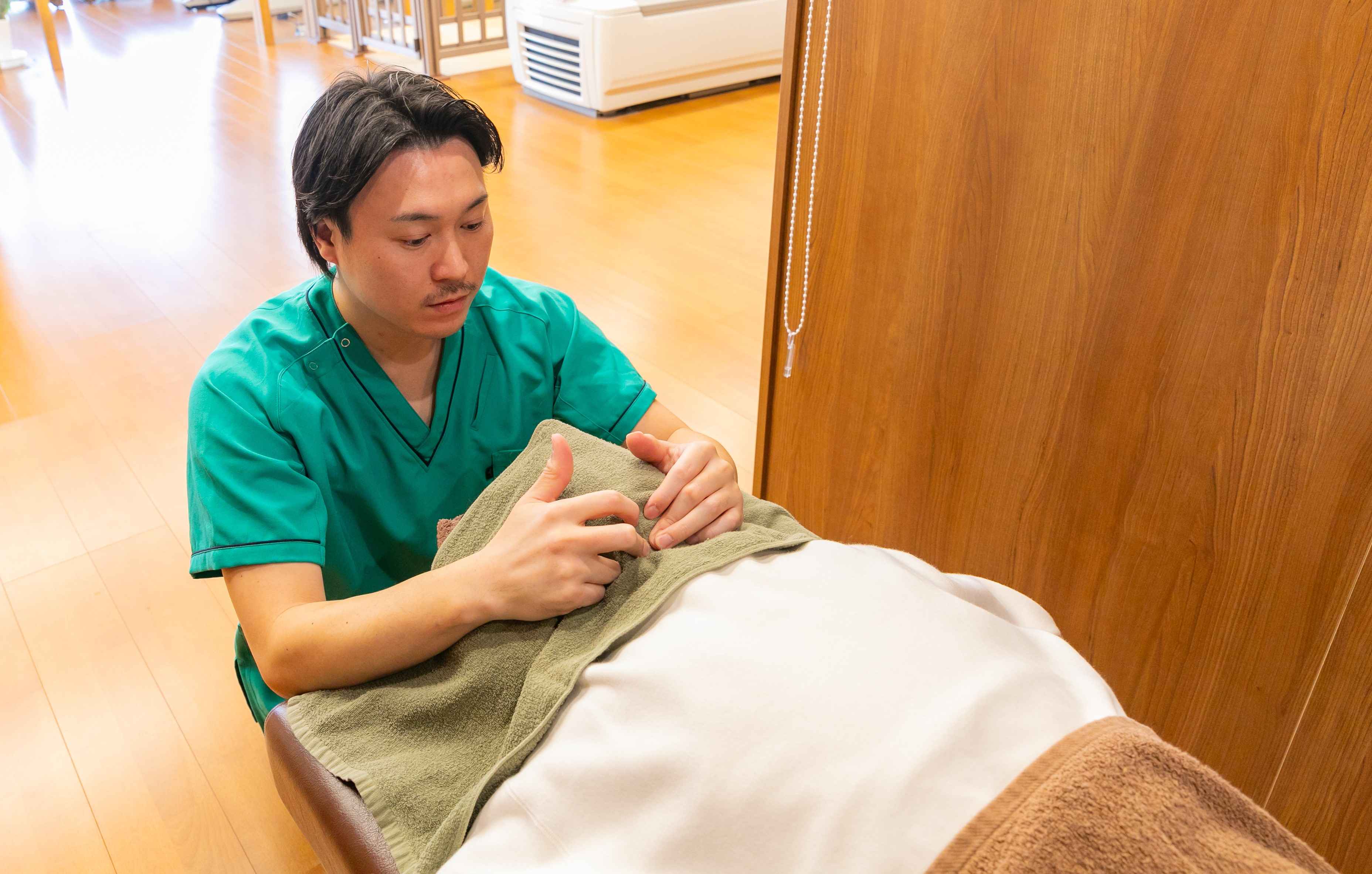 ⑦ 選ばれる理由（まゆみ整骨院）施術イメージ